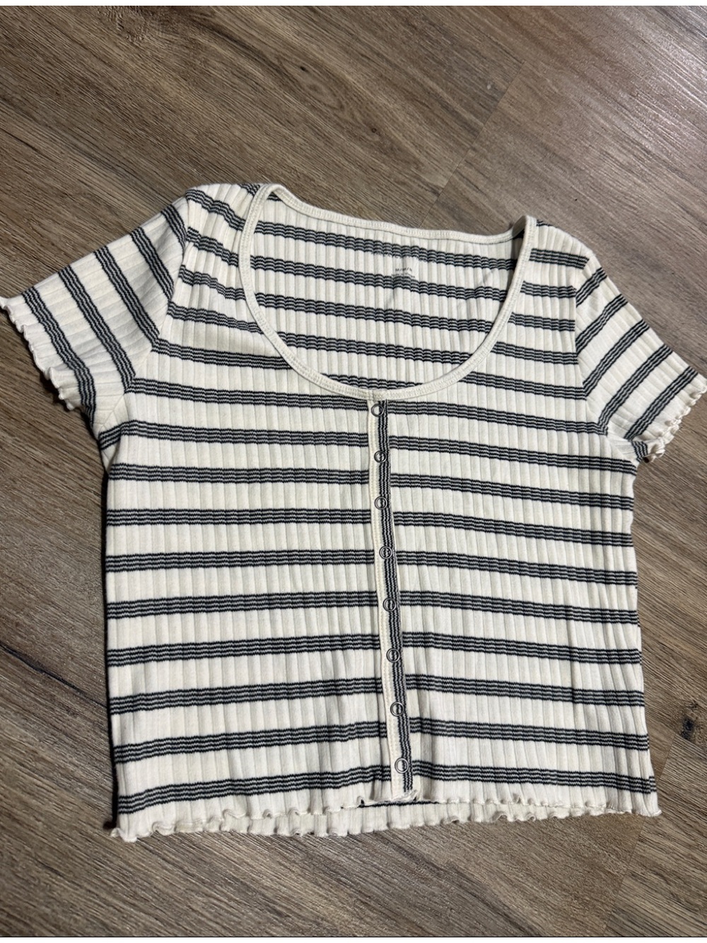 NWOT AE Striped Scoop Neck Button-Front Crop Top - Cream & Black Snap Front